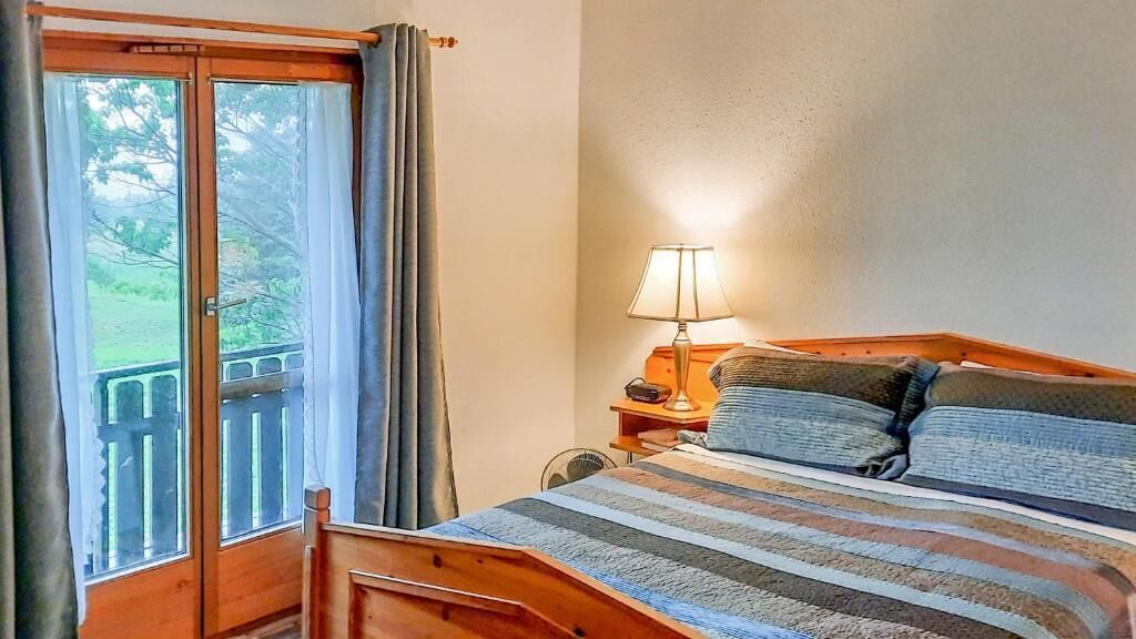 Habitación Deluxe, 1 cama Queen size, vista parcial al mar | Tabla de planchar con plancha 