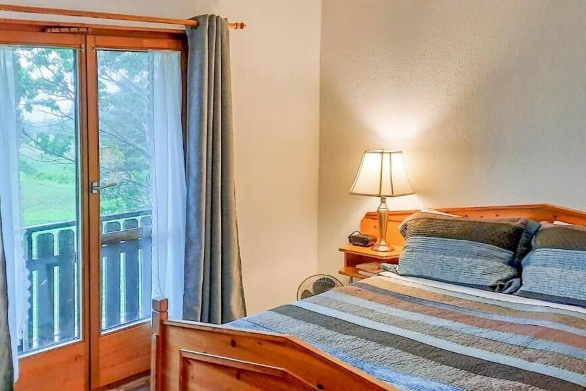 Deluxe-huone, 1 keskisuuri parisänky, osittainen merinäköala | Silitysrauta/-lauta