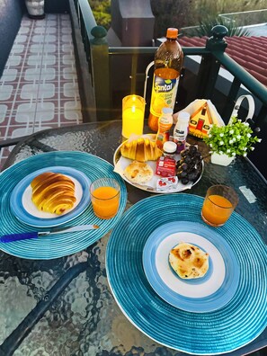 Outdoor dining - Susette's Coastal Serenity - Ocean Views & Parking (Estreito da Calheta)