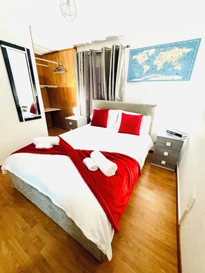 2 bedrooms, iron/ironing board, WiFi, bed sheets - Susette's Coastal Serenity - Ocean Views & Parking (Estreito da Calheta)