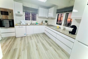 Microwave, oven, stovetop, dishwasher - Susette's Coastal Serenity - Ocean Views & Parking (Estreito da Calheta)
