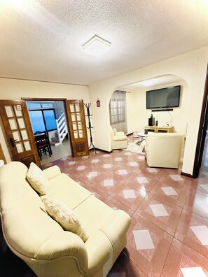 TV - Susette's Coastal Serenity - Ocean Views & Parking (Estreito da Calheta)