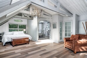 4 bedrooms, desk, iron/ironing board, free WiFi - 'Amongst the Clouds,' a one-of-a-kind retreat. (Blowing Rock)