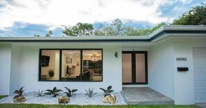 Front of property - Villa Anguila by Glam Homes (North Miami)