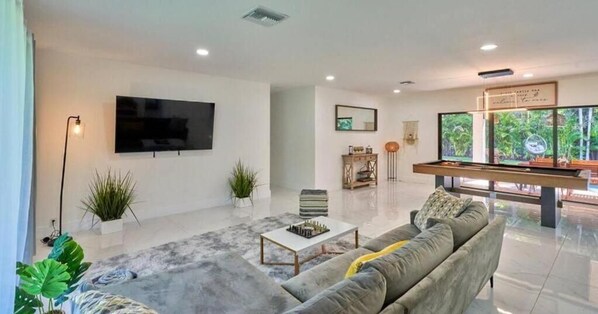 Comfort Villa | Living room -  Villa Celeste | Pool • Mini Golf • Terrace (North Miami)