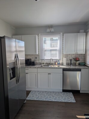 Fridge, microwave, oven, stovetop - Modern Cozy Home, Free Parking, Near Downtown (Dayton)
