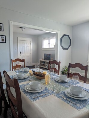 Dining - Modern Cozy Home, Free Parking, Near Downtown (Dayton)