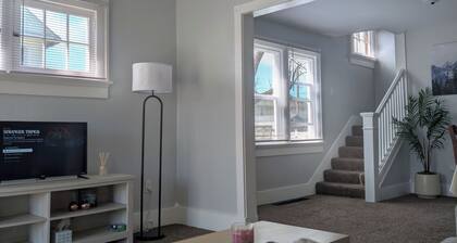 Modern Cozy Home, Free Parking, Near Downtown