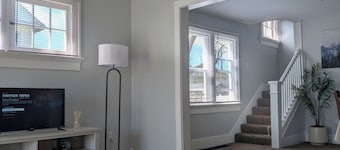 Modern Cozy Home, Free Parking, Near Downtown