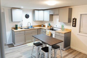 Frigorífico, microondas, placa de cocina y cafetera o tetera