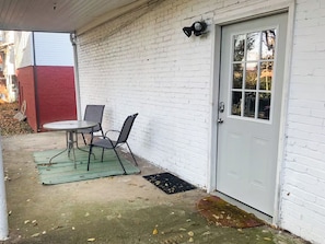 Outdoor dining - Quiet Retreat in the Tree Streets! (Johnson City)