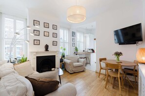 TV, stereo, offices - Unique 2BD+Study with Private Patio in Battersea (Greater London)