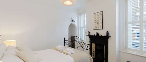 2 bedrooms, iron/ironing board, internet, bed sheets