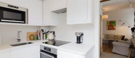 Coffee/tea maker, fridge, microwave, oven