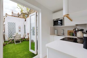Fridge, microwave, oven, stovetop - Unique 2BD+Study with Private Patio in Battersea (Greater London)