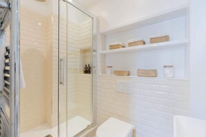 Shower, hair dryer, shampoo - Unique 2BD+Study with Private Patio in Battersea (Greater London)