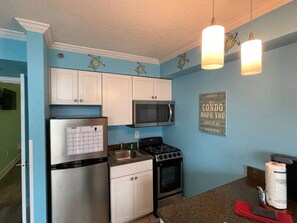 Fridge, microwave, oven, stovetop - Renovated Oceanview Caravelle (Myrtle Beach)