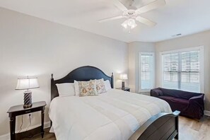 3 bedrooms, desk, WiFi, bed sheets - Lakefront 3br Luxury Condo - MB (Myrtle Beach)