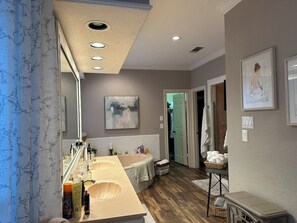 Bathroom - FIFA World Cup Stay – 80 Miles from Houston Luxury Furnished Home, Pool (Beaumont)