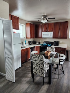 Private kitchen -  2-bedroom cottage in charming Colorado Springs.  Close to downtown, hospitals, (Colorado Springs)
