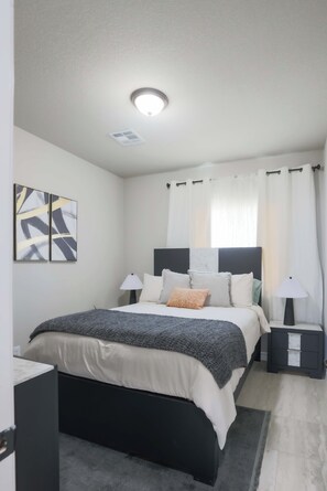 3 habitaciones, tabla de planchar con plancha, wifi y ropa de cama 
