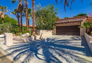 Property grounds - A cozy studio in a duplex far off the road.  Near national park and mineral spas (Desert Hot Springs)