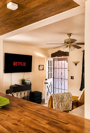 Smart TV, books - A cozy studio in a duplex far off the road.  Near national park and mineral spas (Desert Hot Springs)
