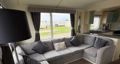 Cabin Sleeps 8 With Indoor Pool