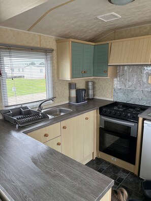 Private kitchen - Cabin Sleeps 8 With Indoor Pool (Skegness)
