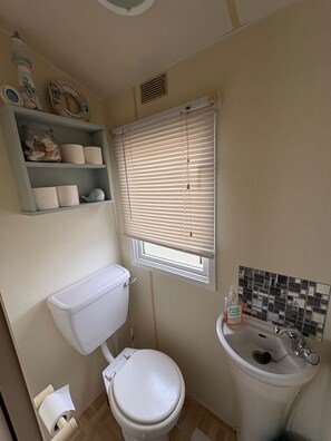 Bathroom - Cabin Sleeps 8 With Indoor Pool (Skegness)