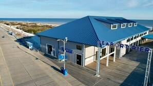 Un muelle con techo azul y un edificio que dice 'SEAPORT PIER'.