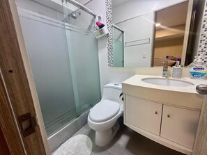 Douche, sèche-cheveux, serviettes fournies, savon
