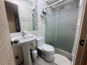 Shower, hair dryer, towels, soap - Beautiful apartment with ocean view, swimming pool, sauna, gym, wifi (San Miguel)