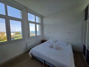 Een strijkplank/strijkijzer, gratis wifi, beddengoed