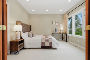 4 bedrooms, desk, iron/ironing board, free WiFi