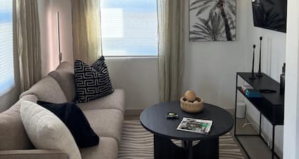 Serene Waterfront 2-bedrm in New Bight, Gazebo and Kayak, near Alvernia food.