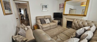 Charress House, 5/6 Bedrooms, 9 beds, 3 bathrooms Contractors/Friends/Families.