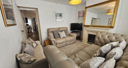 Charress House, 5/6 Bedrooms, 9 beds, 3 bathrooms Contractors/Friends/Families.