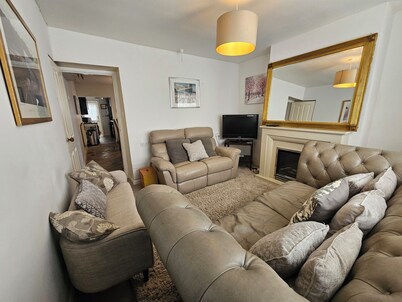 Charress House, 5/6 Bedrooms, 9 beds, 3 bathrooms Contractors/Friends/Families.