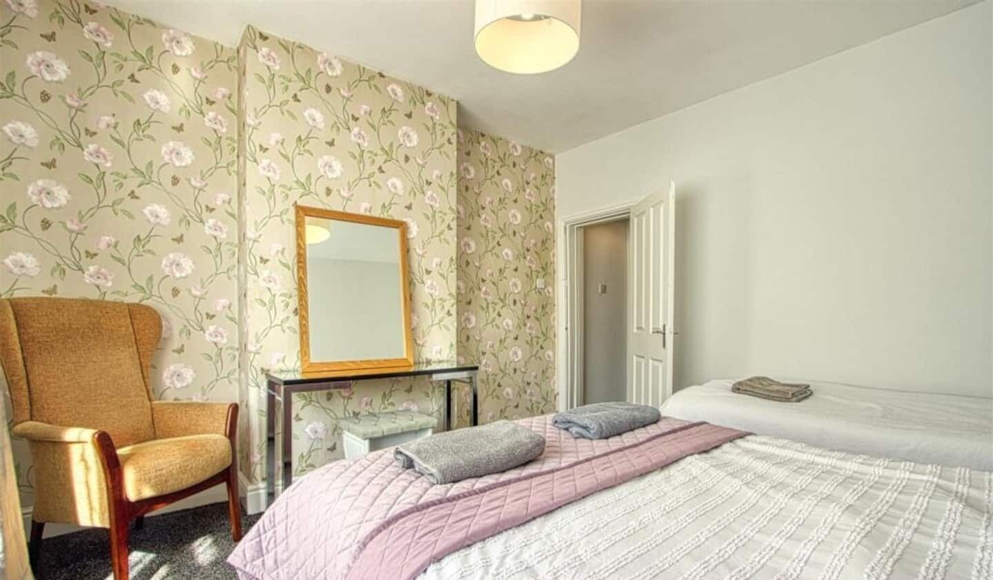 6 bedrooms, iron/ironing board, WiFi, bed sheets