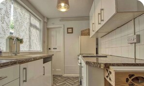 Private kitchen - Charress House, 5/6 Bedrooms, 9 beds, 3 bathrooms Contractors/Friends/Families. (Whitwell)