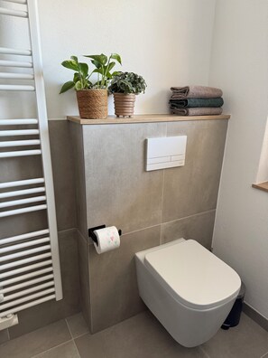 Shower, hair dryer, towels, soap - Vacation apartment "Zur schönen Aussicht" (Karlshausen)