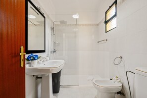 Shower, hair dryer, bidet, towels - Villa Vineyard by Homie (Câmara de Lobos)