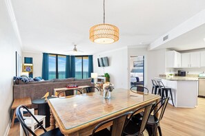 Eine moderne Wohnung mit Essbereich, Küche, Wohnzimmer und einem Balkon mit Blick.