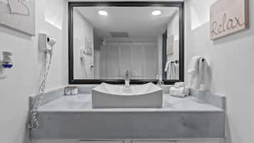 Deluxe Apartment, Sea View | Bathroom