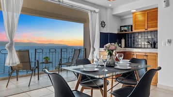 Deluxe Apartment, Sea View | Dining