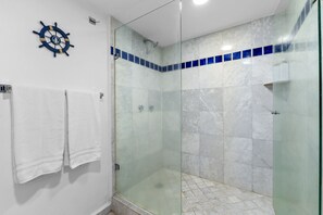 Luxury Apartment | Bathroom | Combined shower/tub, free toiletries, hair dryer, towels - Sun Scape by Monyxbnb (Puerto Vallarta)