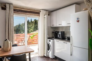 Kühlschrank, Ofen, Herdplatte, Wasserkocher