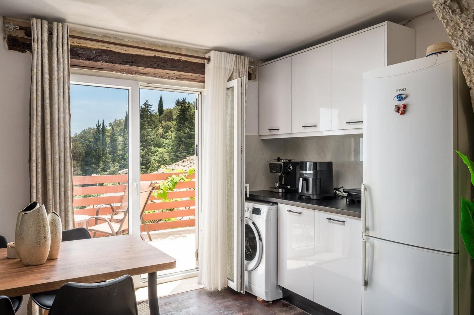 Fridge, oven, stovetop, electric kettle