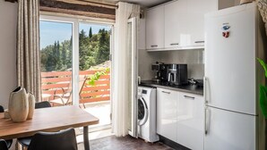 Private kitchen - Art House Seaview & Jacuzzi Spartylas Sleeps 4 (Corfu)